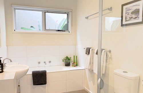 Capel Sound Apartment | 2 bedroom apartment across the road from the beach