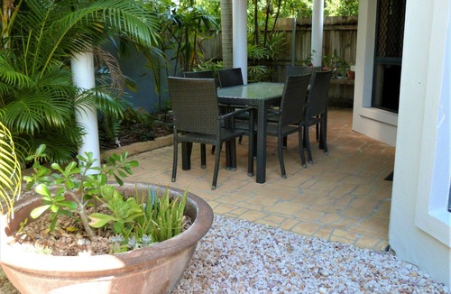 Urangan Villa | 2 Bedroom - Pet Friendly - Family Fun - Heated Pool - Swim up Bar - Beach Stroll