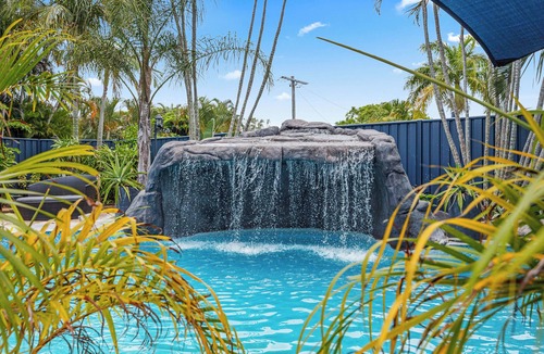Urangan Villa | 2 Bedroom - Pet Friendly - Family Fun - Heated Pool - Swim up Bar - Beach Stroll
