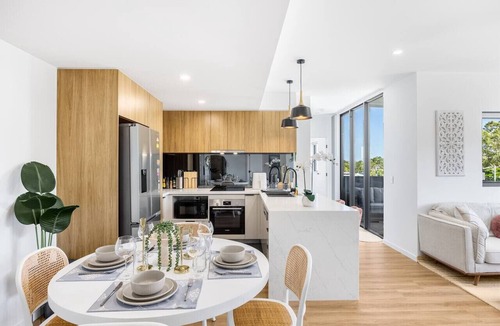 Mount Gravatt House | 2 Beds Apt Walk to Shops & Trails/12 Mins to CBD