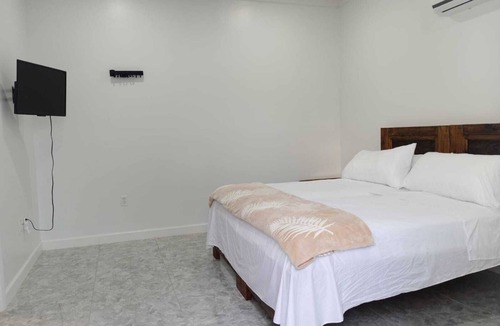 Lubbers Quarters Cay Apartment | 2 minutes from Downtown 5 minutes from the airport. 2 minutes from ferry
