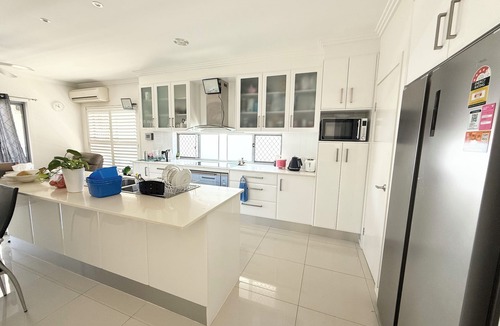 Sunnybank House | 2 spacious rooms with bathroom in Modern Sunnybank Shared Home