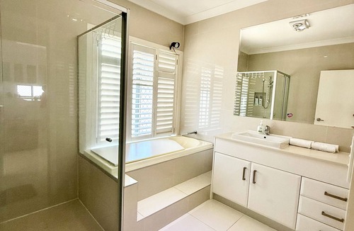 Sunnybank House | 2 spacious rooms with bathroom in Modern Sunnybank Shared Home