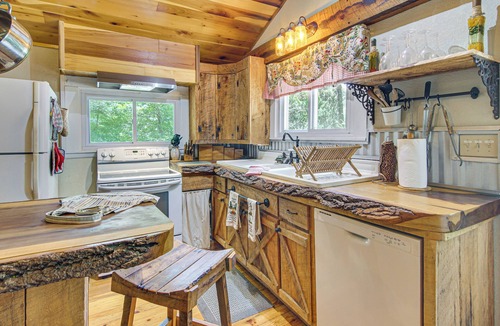 Skyland Cabin | 20-Acre Cabin w/Pond: 5 Mi to Biltmore Estate!