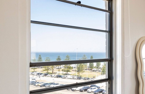 Bondi Beach Apartment | 200m to the beach ~ Ocean view in every direction