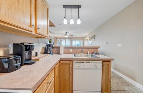 Smith Mountain Lake Apartment | #211 Pointe - 2 Bedroom Lakefront Condo at Mariners SML