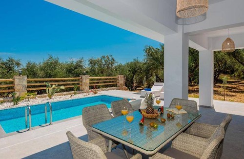 Amoudi Resort | 220 m² Resort ∙ 4 bedrooms ∙ 10 guests