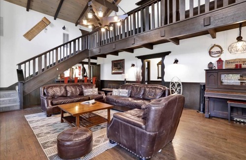 Big Bear Hotel | 232 m² Hotel ∙ 6 bedrooms ∙ 24 guests