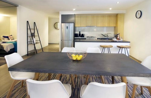 Port Melbourne Apartment | 250m from the beach.Gym/lap pool access,Parking, pet friendly, outdoor area, BBQ