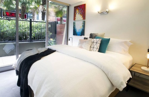 Port Melbourne Apartment | 250m from the beach.Gym/lap pool access,Parking, pet friendly, outdoor area, BBQ