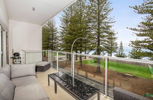Victor Harbor Apartment | 26 The Breeze : Sea Views Right in the Heart of Vi