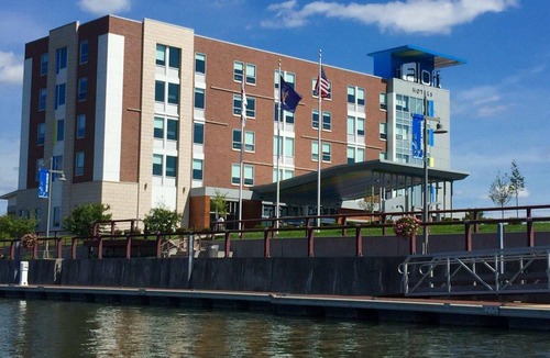 Lakefront Hotel | 29 m² Hotel ∙ 127 guests