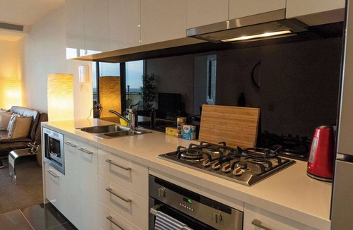 Southbank Apartment | 2BDR City Views with Pool and Tennis Court