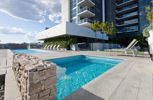 Woolloongabba Apartment | 2BR Apt with Pool, Gym & Sauna with Balcony