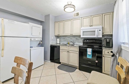 Gulf Shores Apartment | 2BR Condo w Pool, Beach Access and Walk to Hangout