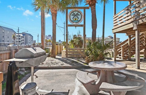 Gulf Shores Apartment | 2BR Condo w Pool, Beach Access and Walk to Hangout