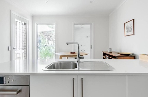 Bendigo Cottage | 2BR furnished cottage available near Bendigo Hospital - Pets welcome