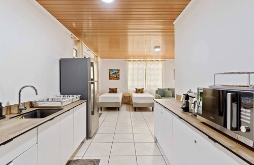 Tiahura House | 2BR Moorea Retreat with Private Canal & BBQ
