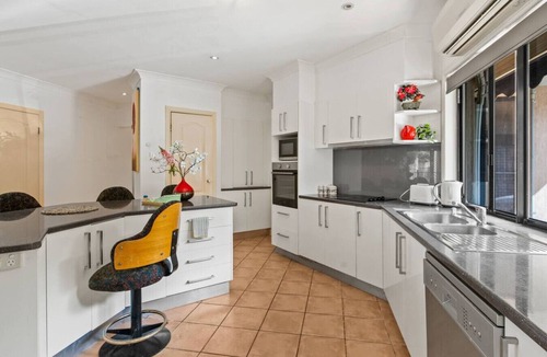 Daisy Hill House | 2BR Oasis w/Shared Pool | Daisy Hill Escape