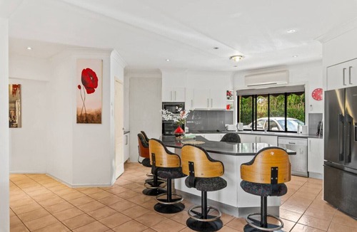 Daisy Hill House | 2BR Oasis w/Shared Pool | Daisy Hill Escape