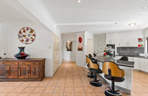 Daisy Hill House | 2BR Oasis w/Shared Pool | Daisy Hill Escape