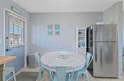 Gulf Shores Apartment | 2BR Retreat with Pool, Near Beach and The Hangout