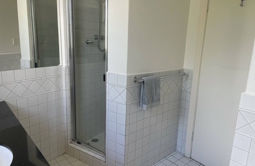 Albert Park Apartment | 3 bedroom art deco apartment in Albert Park metres 2 mins from Albert Park shops