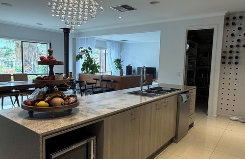 Truganina House | 3 bedroom estate 20km from CBD , 30km from both airports 15km Williamstown beach