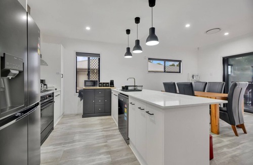 Bellbird Park House | 3-bedroom house with Pool & Basketball Court