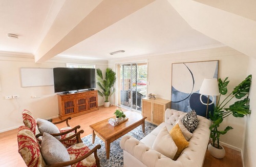 Browns Plains House | 3 BR Unit with exclusive pool/parking/walk to mall