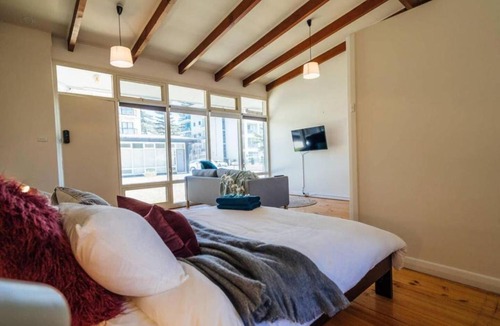 Glenelg Apartment | 3 minutes from Glenelg Beach