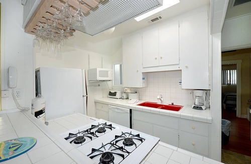 Avalon House | 319CE: Budget-friendly Cottage, 2.5 Blocks to Beach and Shops + WIFI