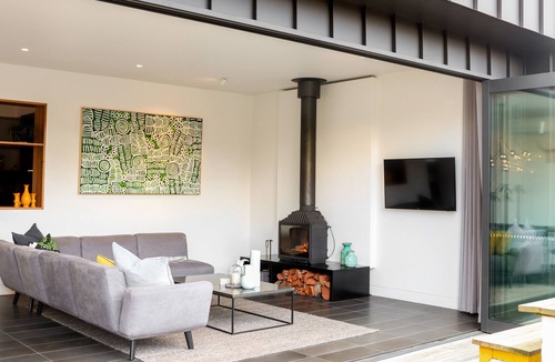 Ballarat House | 3BED| 3BATH| WOOD FIRE| AIR-CON | SLEEPS 8 | OFF STREET PARKING | PET FRIENDLY