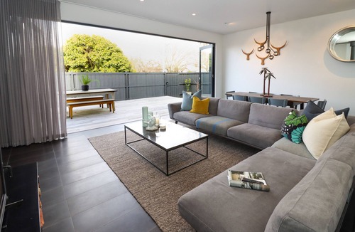 Ballarat House | 3BED| 3BATH| WOOD FIRE| AIR-CON | SLEEPS 8 | OFF STREET PARKING | PET FRIENDLY