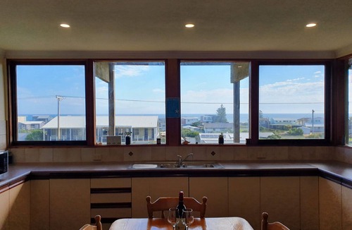 Middleton House | 3BR Beach House Sleeps 8 – Fire Pit, Ocean Views, 250m to Sand | Ideal for Extended Stays