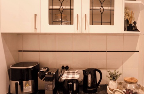Glen Iris House | 3BR Glen Iris Gem – Sleeps 7, Near Train & Freeway with WiFi and AC