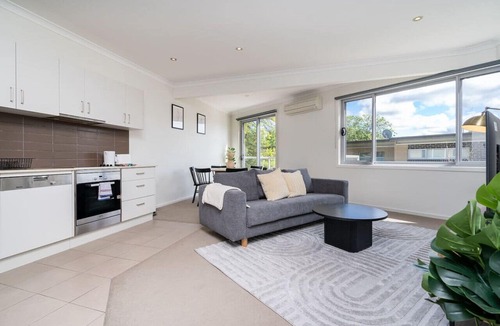 Braddon Apartment | 3BR Modern Apt | Prime Location 7 Mins to CBD!