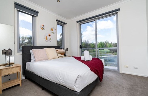 Braddon Apartment | 3BR Modern Apt | Prime Location 7 Mins to CBD!