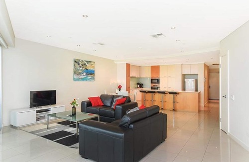 Victor Harbor Apartment | 3BR Penthouse w/Ocean Views – Pool, Spa Bath, Tennis Court & Secured Parking | Ideal for Extended Stays