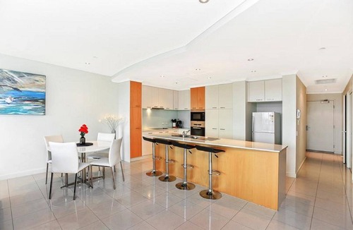 Victor Harbor Apartment | 3BR Penthouse w/Ocean Views – Pool, Spa Bath, Tennis Court & Secured Parking | Ideal for Extended Stays