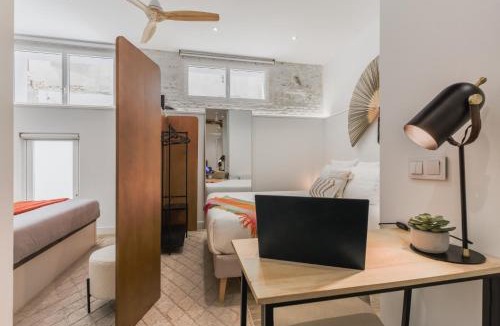 Golden Triangle of Art Apartment | 3min Walk - Retiro & Atocha - Luxury District and Desk