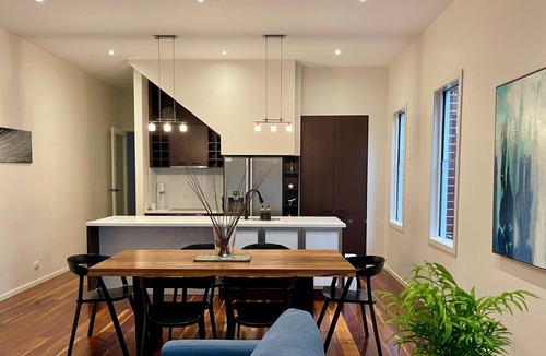 Elwood House | 4 bed 2 bath. Sleeps 8. Elwood village and beach.
