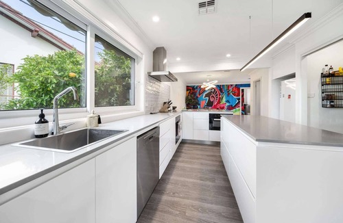 Curtin House | 4-Bed Family Home with Spacious Backyard and BBQ