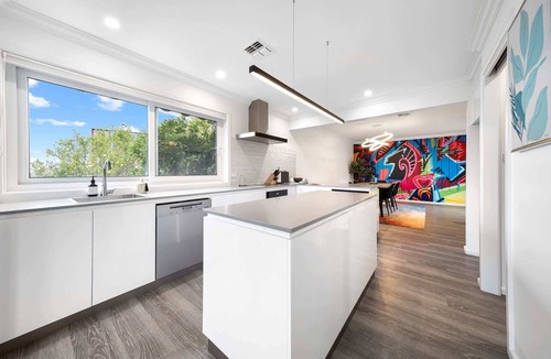 Curtin House | 4-Bed Family Home with Spacious Backyard and BBQ