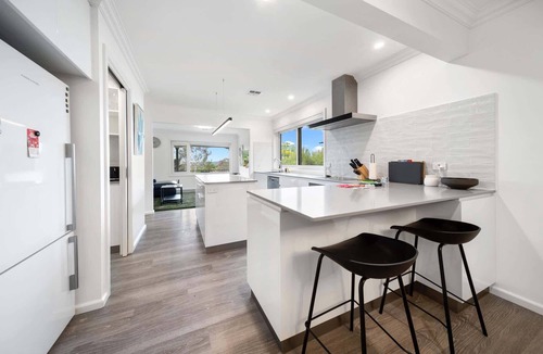 Curtin House | 4-Bed Family Home with Spacious Backyard and BBQ