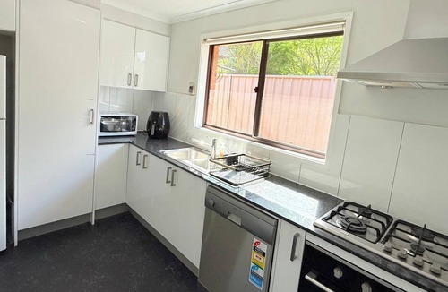 Florey House | 4-Bedroom Home Perfect for Families & Groups