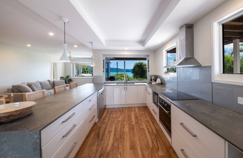 Airlie Beach House | 4 Bedroom Home with Panoramic Ocean Views and pool