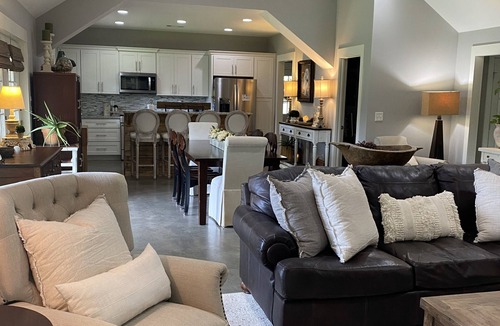 Cottondale House | 4 bedroom home with a touch of country close to UA
