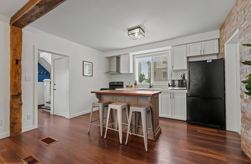 Kitchener House | 4 Bedroom Luxury House, Free Parking, LRT, Kitchener Downtown, near Chicopee SKI