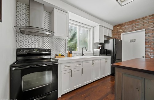 Kitchener House | 4 Bedroom Luxury House, Free Parking, LRT, Kitchener Downtown, near Chicopee SKI